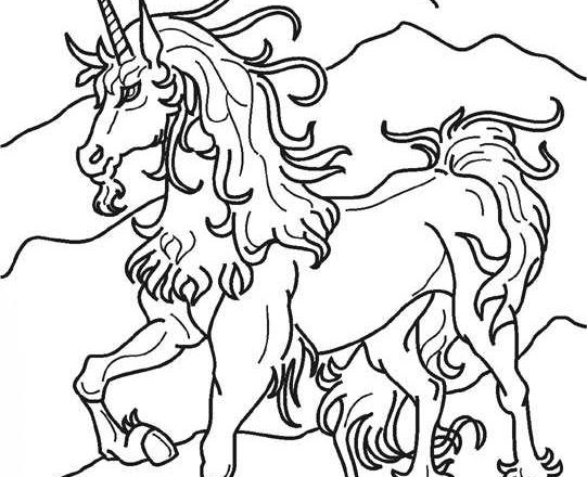 Unicorno tra i monti disegno da stampare e da colorare