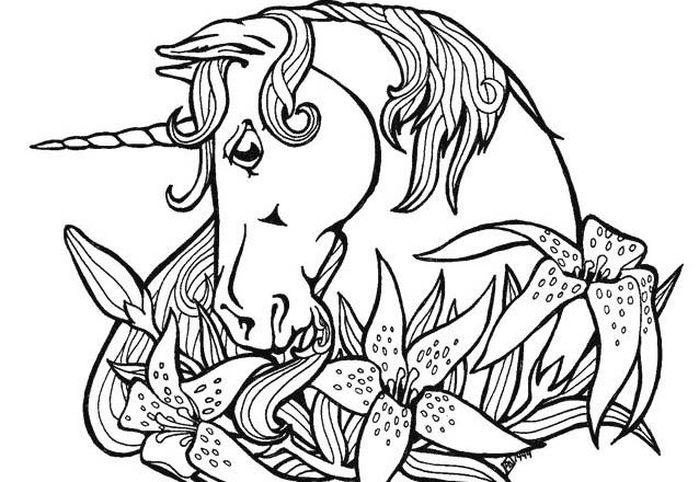 Unicorno tra magnifici fiori disegno da colorare gratis